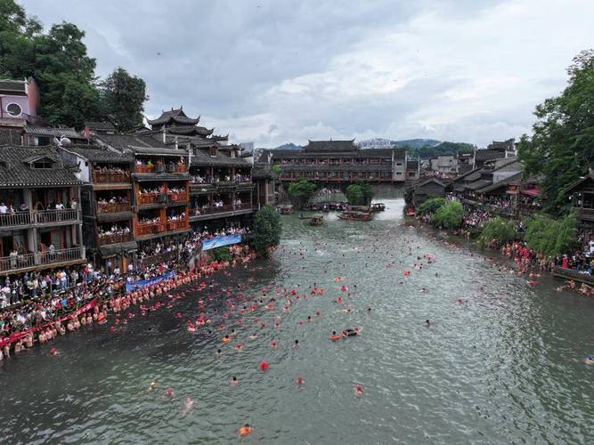 2025新澳门天天开奖直播和凤凰古城百人抢鸭子与凤凰古城百人抢鸭子是真的吗